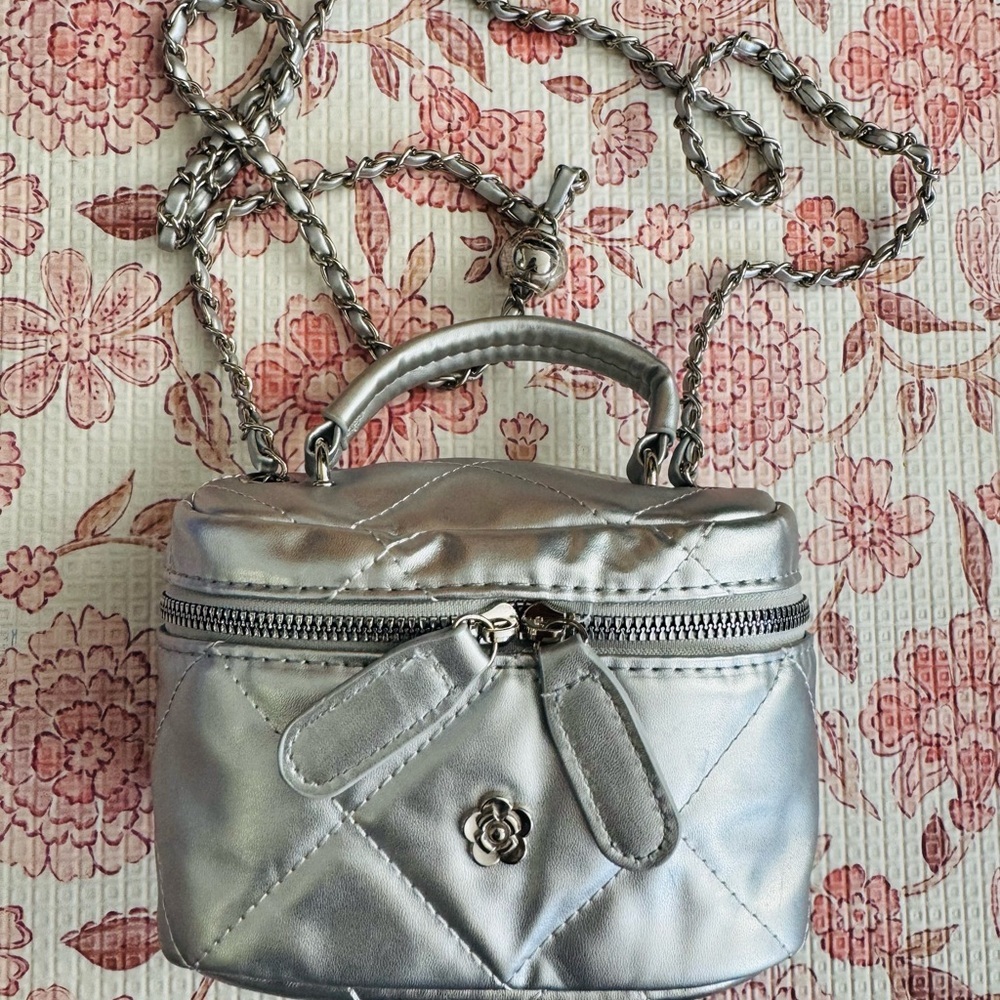 ONE Quilted Silver top handle crossbody Bag w/ camelia and crush adjustable stra - Picture 2 of 4
